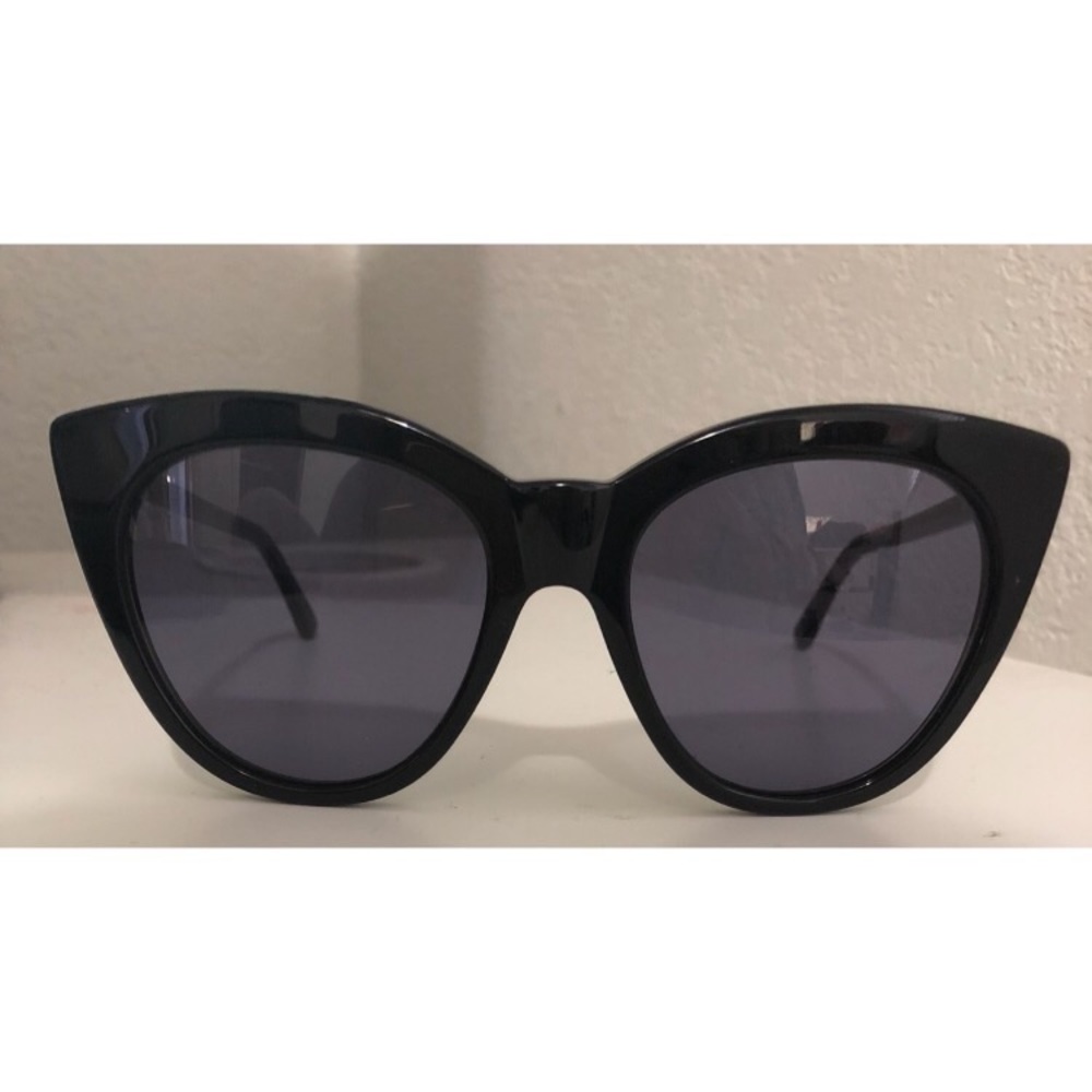 kendall and kylie black sunglasses cat eye